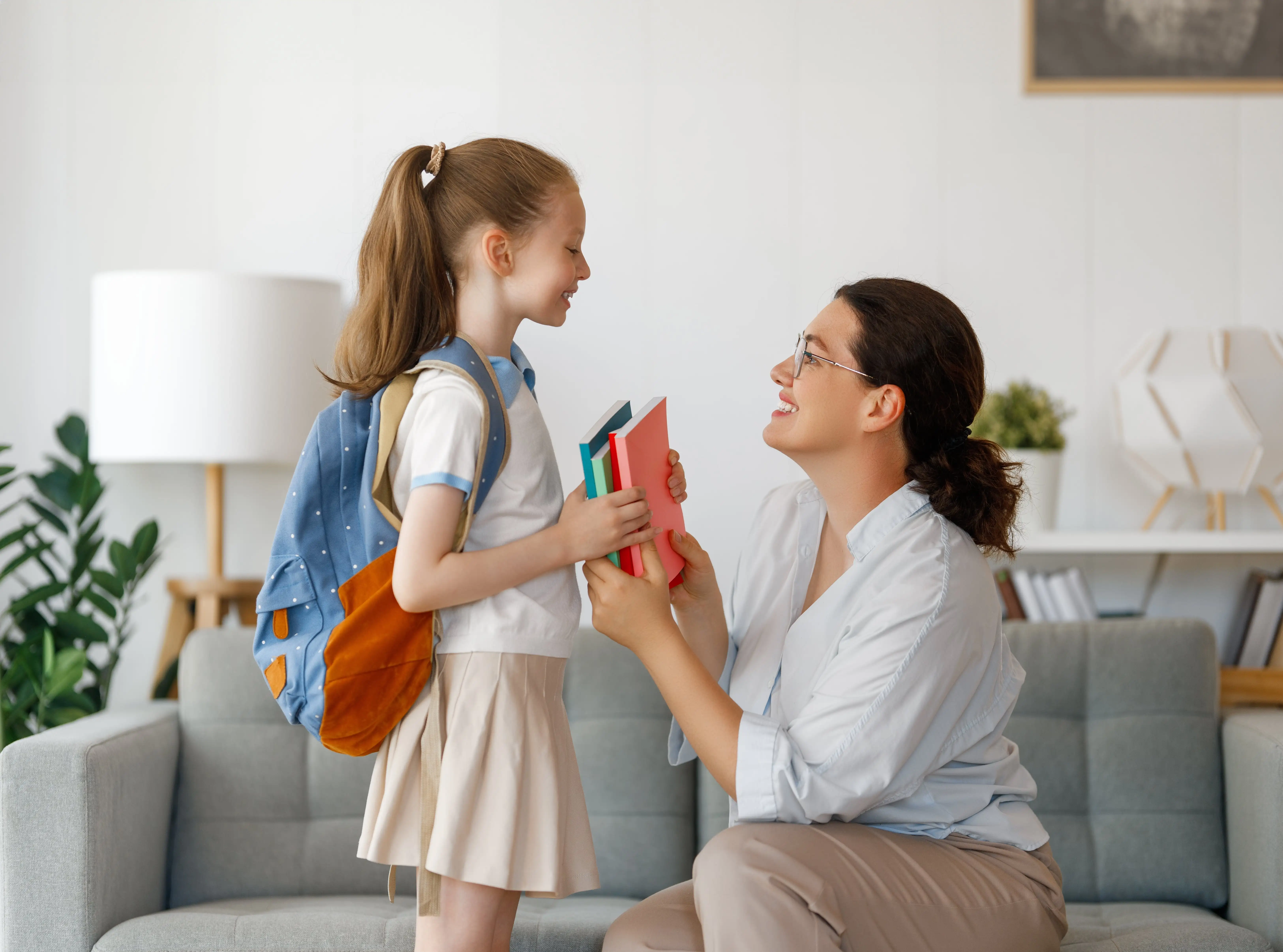 Mama impreuna cu fetita ei, pregatindu-se pentru scoala