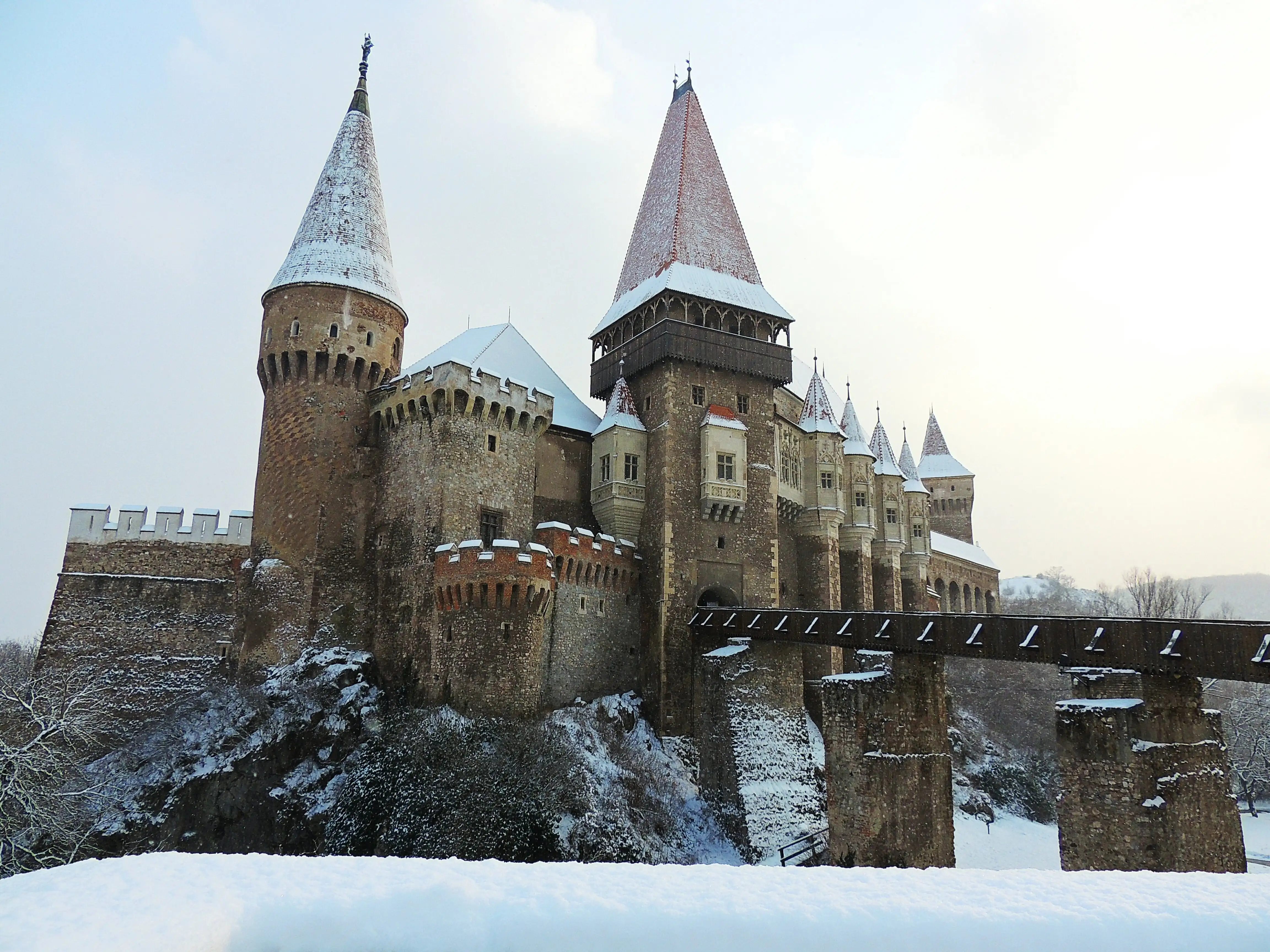 Castelul Corvinilor fotografiat pe timpul iernii